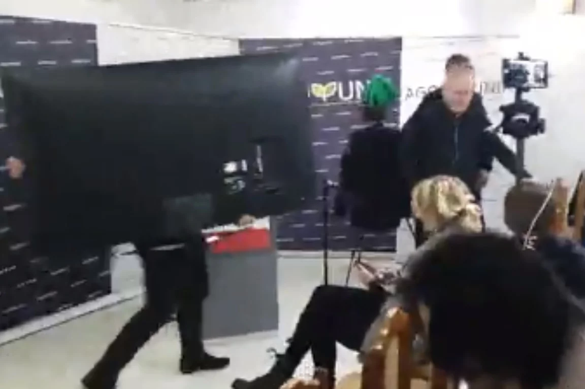 Podczas spotkania AgroUnii telewizor wyleciał przez okno.
