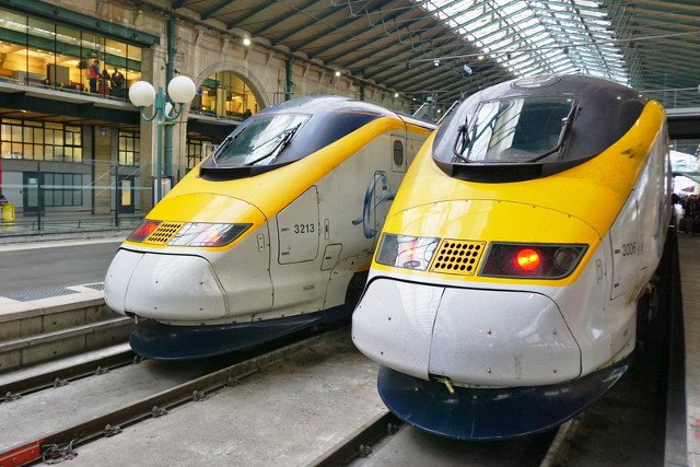 W związku z wtargnięciem imigrantów na tory oraz dachy pociągów na kilka godzin wstrzymany został ruch kolejowy między Francją i Anglią