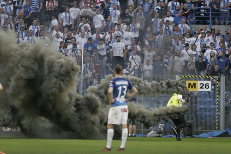 Kibole Lecha Poznań odpalili race i świece dymne podczas meczu z Legią Warszawa o mistrzostwo w lidze. Ale jak przemycili je na teren stadionu?