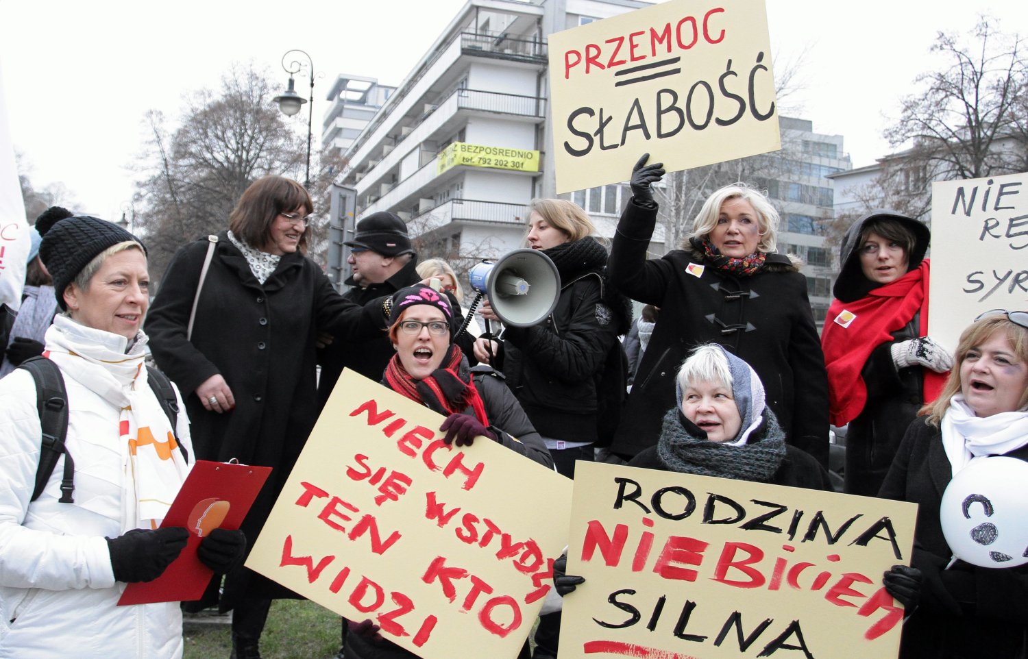 05.12.2014 Warszawa, Sejm. Marsz Pand: razem przeciwko przemocy . Pandy - kobiety z podbitym okiem w ramach 16 dni przeciwko przemocy wobec kobiet.