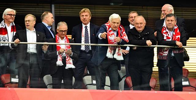 Na zdjęciu m.in Jerzy Buzek, arcybiskup Kazimierz Nycz, wicepremier Janusz Piechociński, prezes PZPN Zbigniew Boniek, ministrowie spraw zagranicznych Polski - Grzegorz Schetyna i Niemiec - Frank Walter Steinmeier