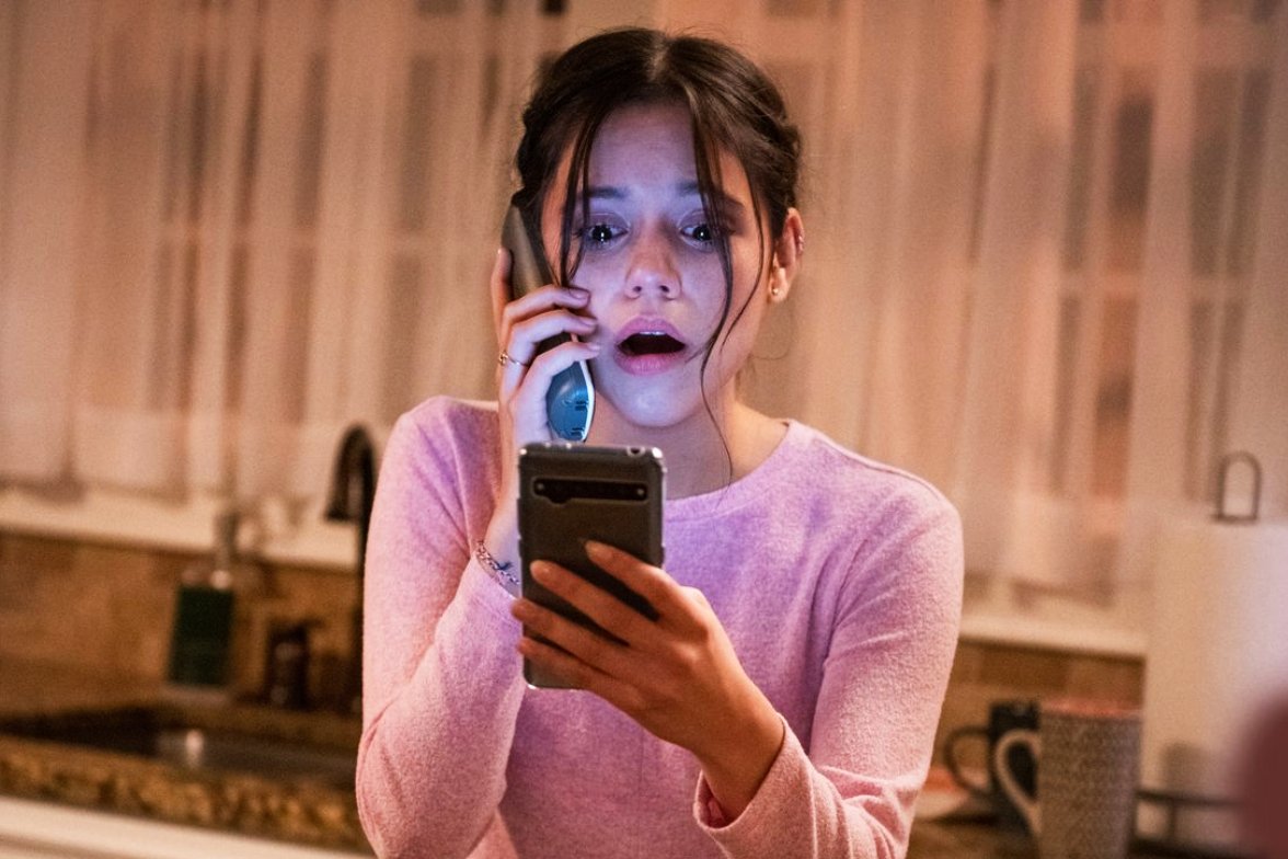 Telefon od zmarłego? To zjawisko da się wyjaśnić. Jenna Ortega w "Krzyk VI"