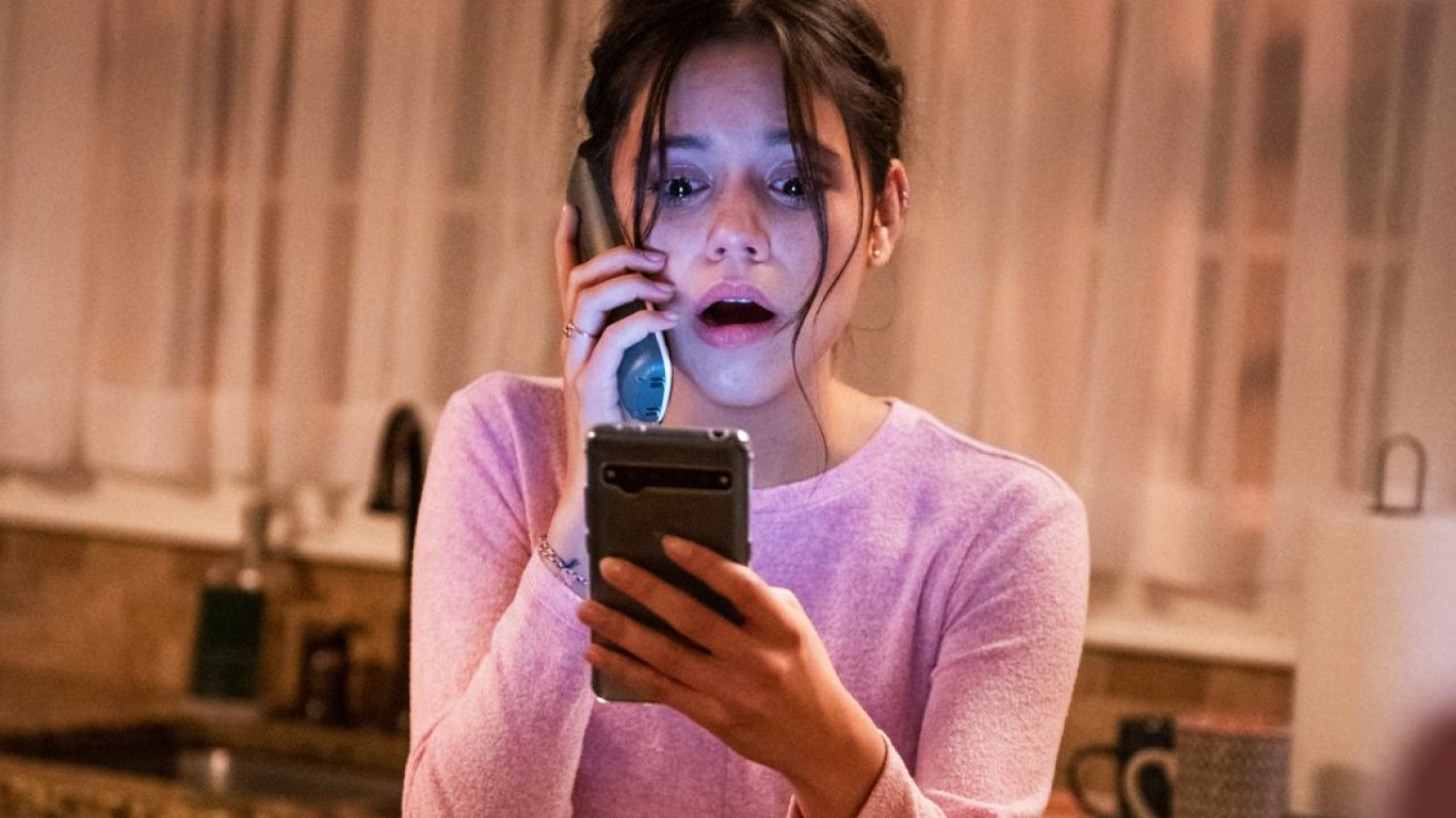 Telefon od zmarłego? To zjawisko da się wyjaśnić. Jenna Ortega w "Krzyk VI"