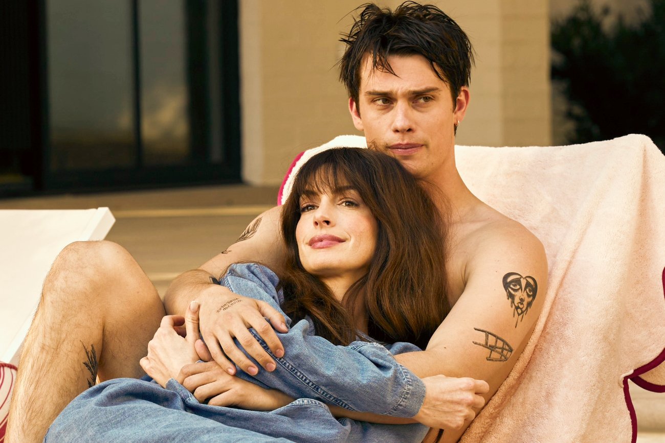 "Na samą myśl o Tobie" z Anne Hathaway i Nicholasem Galitzinem to (o dziwo) udana komedia romantyczna [RECENZJA]