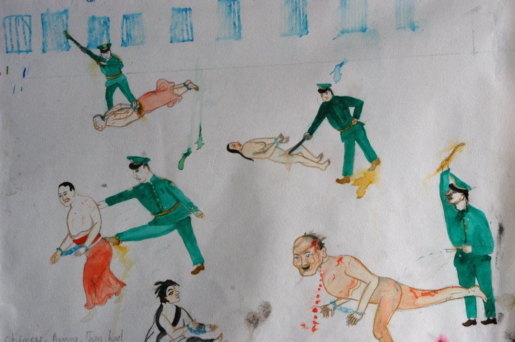 Rysunek dziecka uchodźcy z Tybetu. W ostatnim czasie z chińskich więzień zwalniani są kolejni więźniowie w bardzo złym staniem fizycznym lub psychicznym, nie wszystkim udaje się przeżyć...