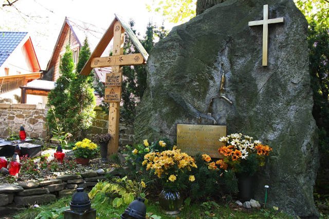 Turyści, którzy chcą zwiedzić Cmentarz Zasłużonych na Pęksowym Brzyzku, muszą kupić bilet