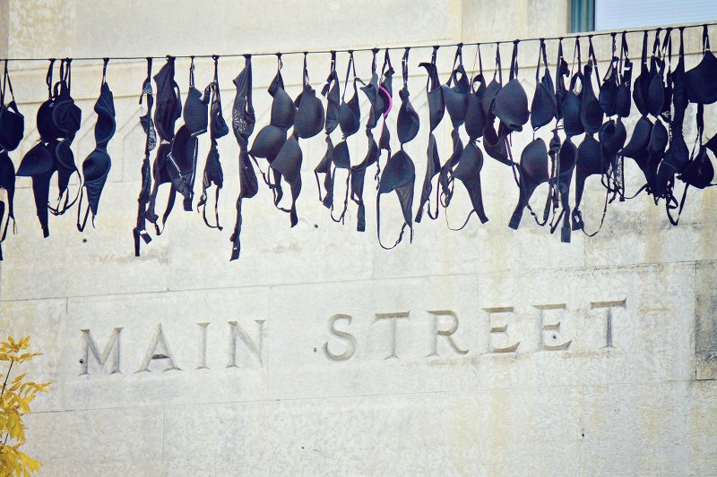 Znalezienie w sieciówce biustonosza w rozmiarze powyżej D? Praktycznie niewykonalne.