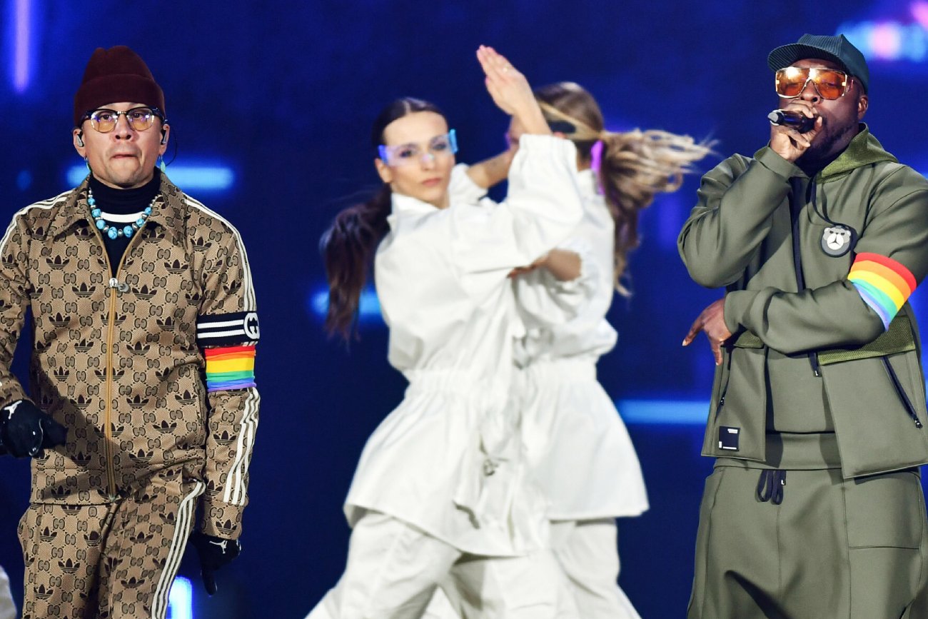 Skargi na TVP za "Sylwestra marzeń z Dwójką". Tęczowe opaski podczas show