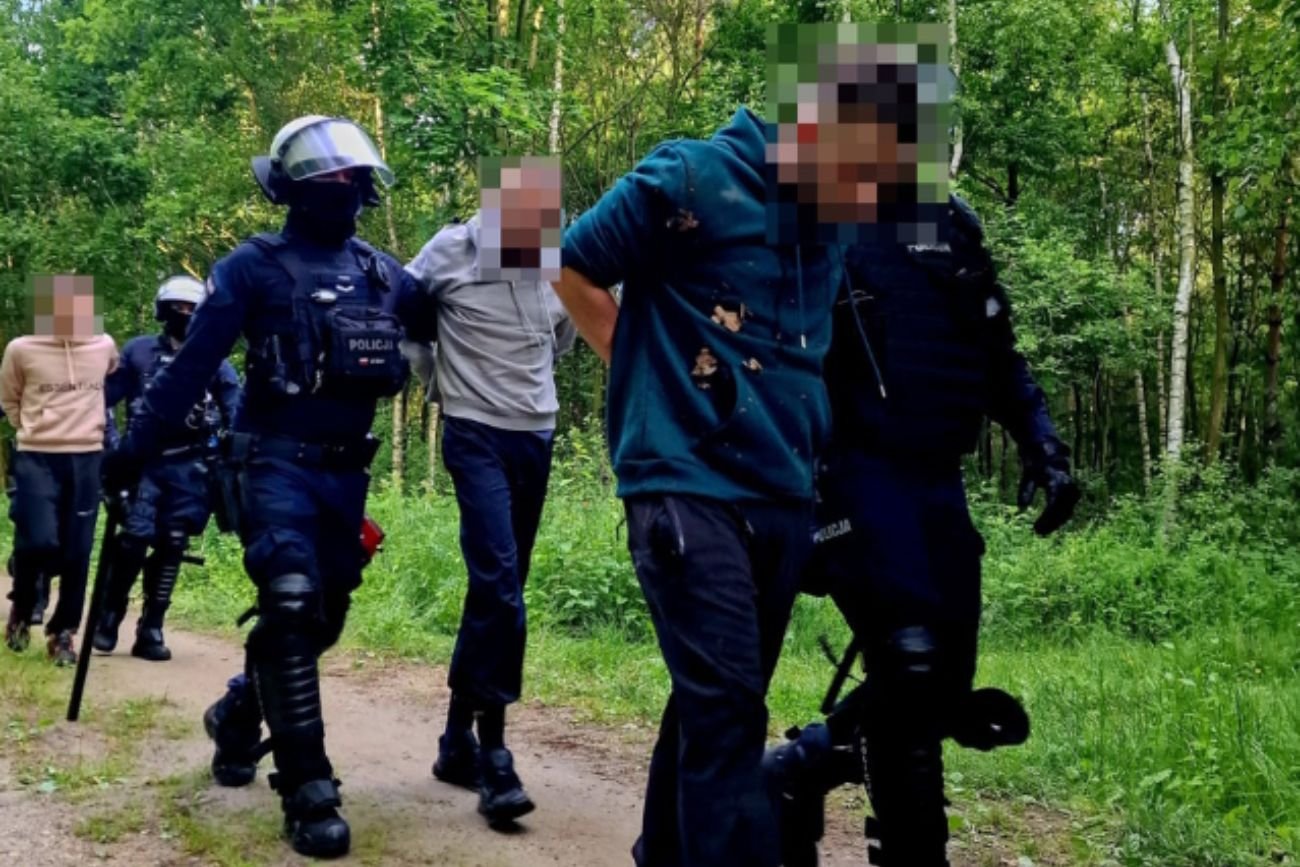 Policjanci rozbili grupę pseudokibiców. Z takimi przedmiotami szykowali się na ustawkę