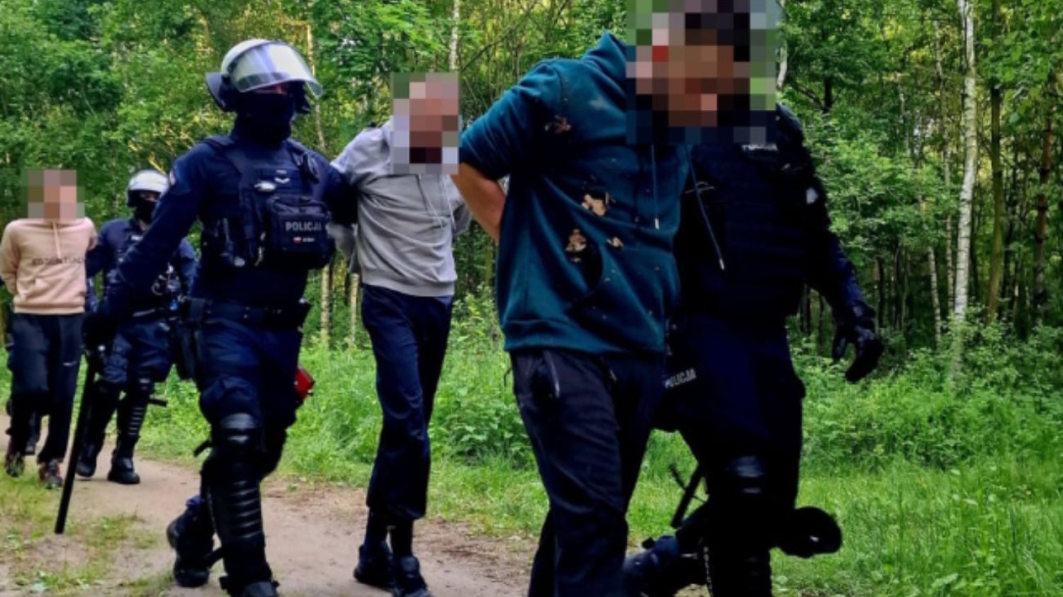 O mały włos nie doszło do walki. Oto, co mieli przy sobie pseudokibice. Ustawka kiboli pod Kaliszem udaremniona. Policja zatrzymała 23 mężczyzn