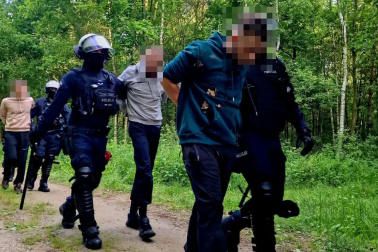 O mały włos nie doszło do walki. Oto, co mieli przy sobie pseudokibice. Ustawka kiboli pod Kaliszem udaremniona. Policja zatrzymała 23 mężczyzn