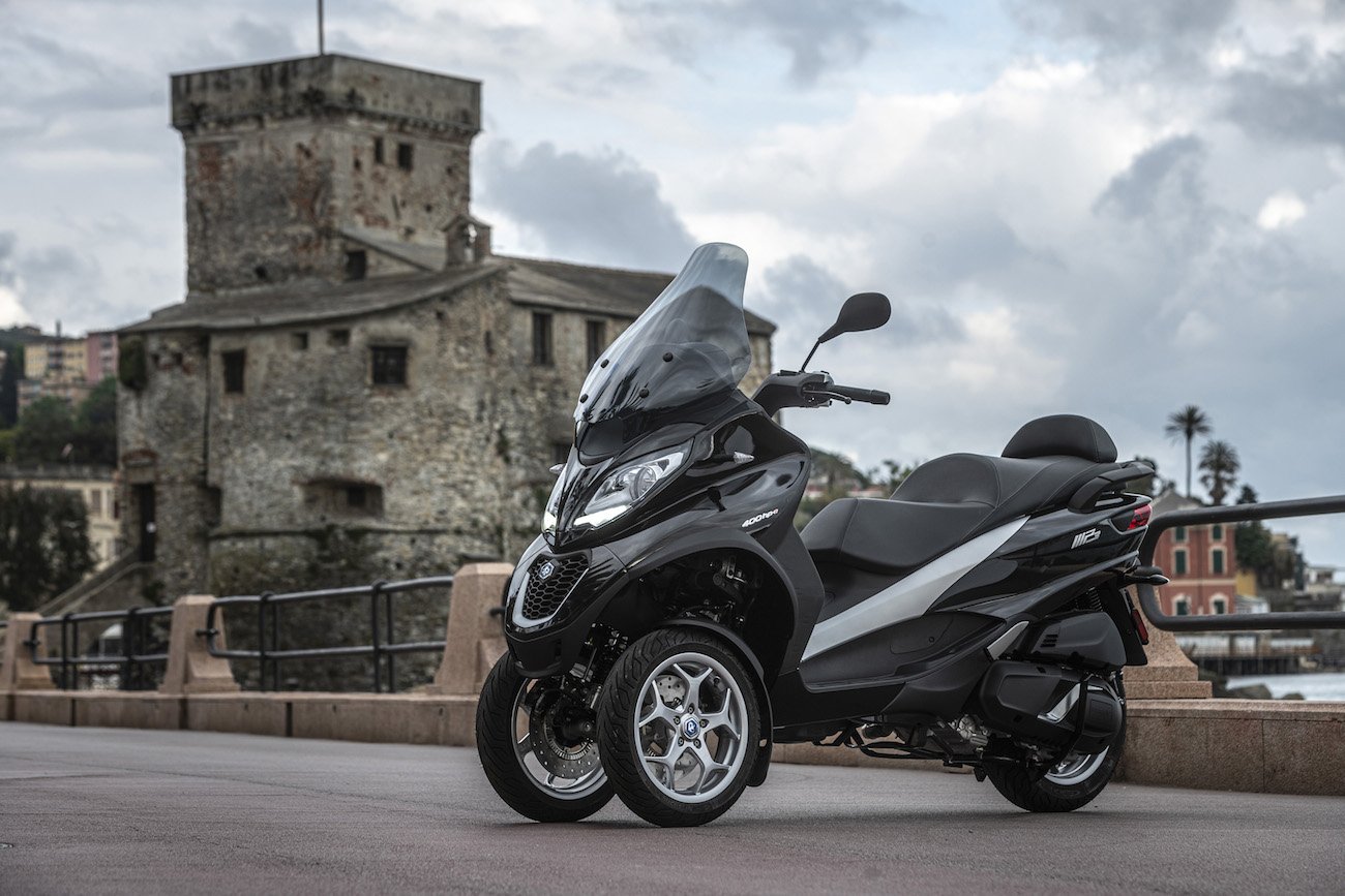 Do pojazdów trójkołowych z homologacją L5e, za kierownicą których mogą usiąść osoby posiadające prawo jazdy kat. B, należą skutery PIAGGIO z serii MP3