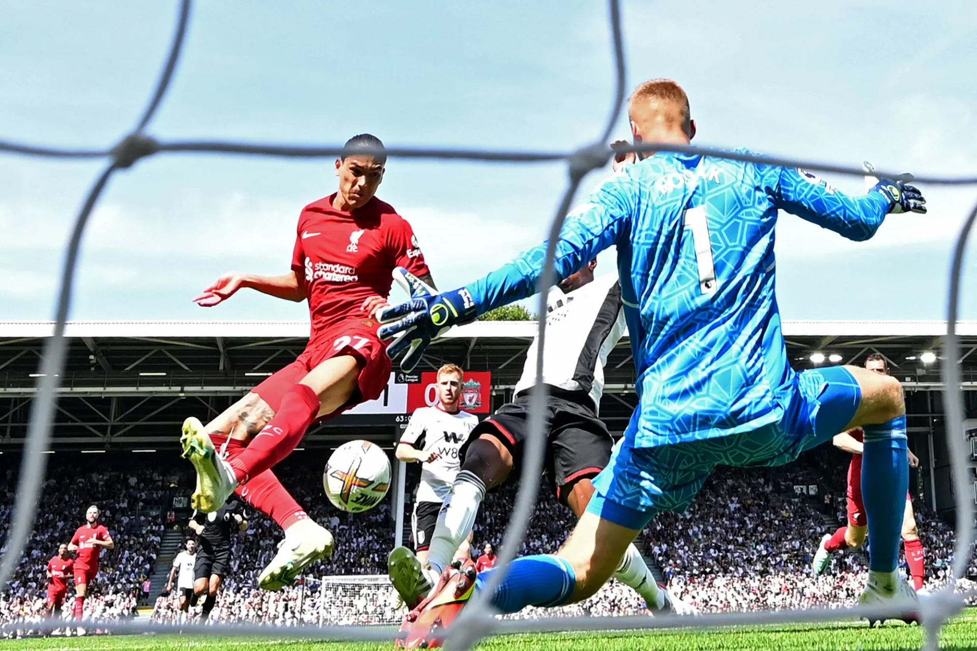 Właśnie w ten sposób Darwin Nunez trafił w sobotę piętą do bramki Fulham Londyn