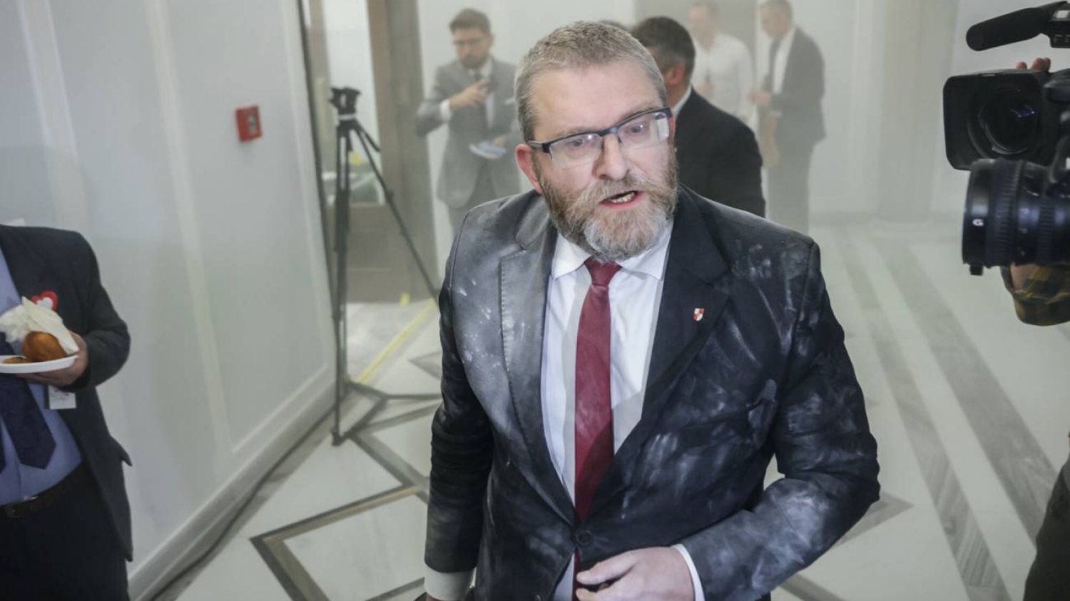 Prokuratura z urzędu wszczęła postępowanie ws. ataku Grzegorza Brauna w Sejmie