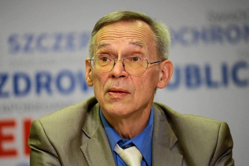 Zdaniem profesora Włodzimierza Guta wzrosty w liczbie zakażeń COVID-19 spowodowane są niewłaściwym zachowaniem ze strony społeczeństwa.