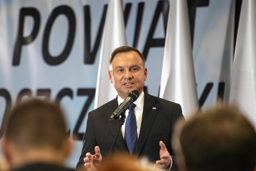 Andrzej Duda ma obiecać Polakom wcześniejsze emerytury.
