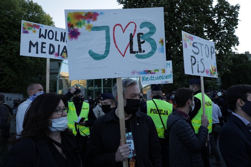W proteście pod siedzibą Trójki udział wziął m.in. Robert Biedroń.