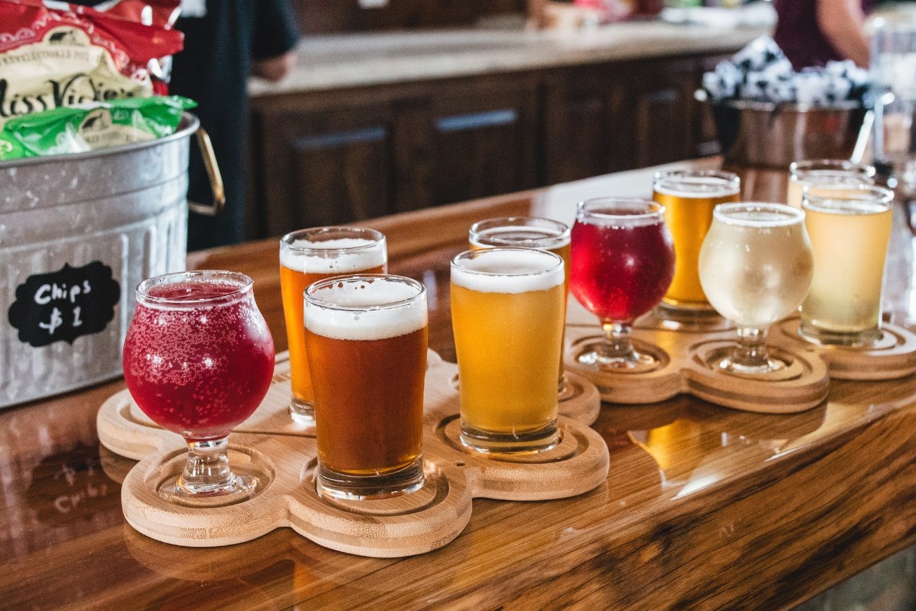 Turyści chętnie korzystają z open barów na wakacjach all inclusive.