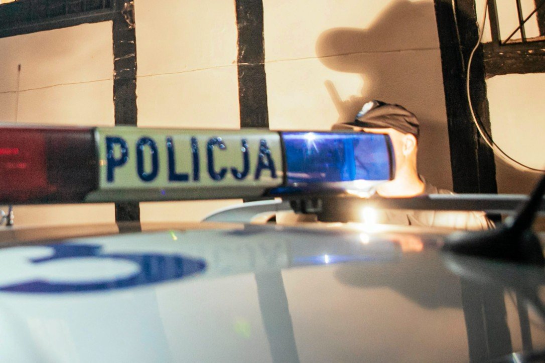 Na ogródkach działkowych w Piszu doszło do makabrycznego zdarzenia. Dwóch mężczyzn uwięziło trzeciego w metalowej beczce.