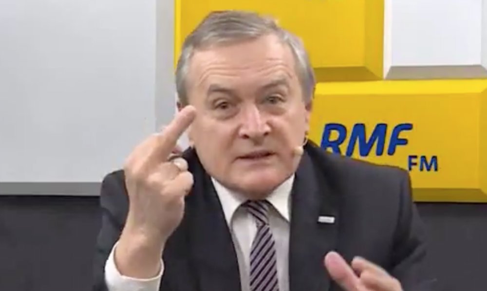 Piotr Gliński w pewnym momencie gestykulował w stronę Roberta Mazurka środkowym palcem.