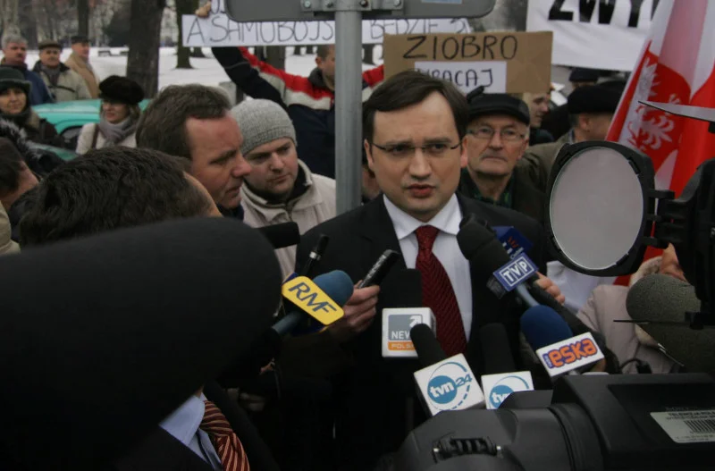 2009 rok – Zbigniew Ziobro przed płocką prokuraturą w otoczeniu dziennikarzy i swoich zwolenników.