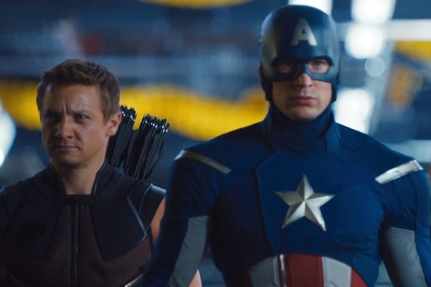 Po lewej Hawkeye, który w komiksie w latach osiemdziesiątych nosił aparat słuchowy. Po prawej Kapitan Ameryka.