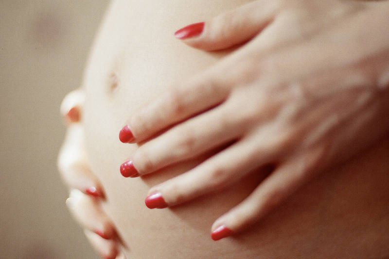 Czy wolno w ciąży malować paznokcie? Wolno, pod warunkiem, że nie siedzisz zbyt długo w oparach lakierów i zmywaczy...