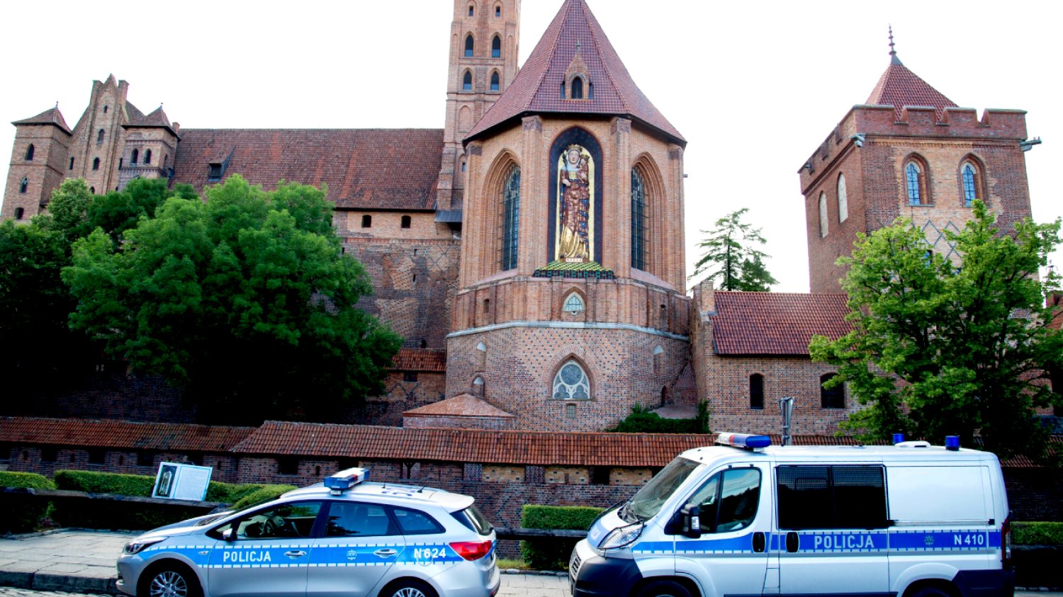 Zabójstwo 36-latka pod blokiem w Malborku. Trwa obława na nożownika