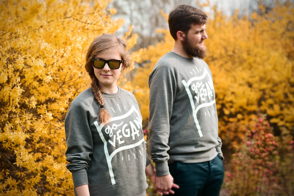 Zuzia i Damian w bluzach z kolekcji [url=https://www.facebook.com/veganisenet?fref=ts] Veganise! [/url]