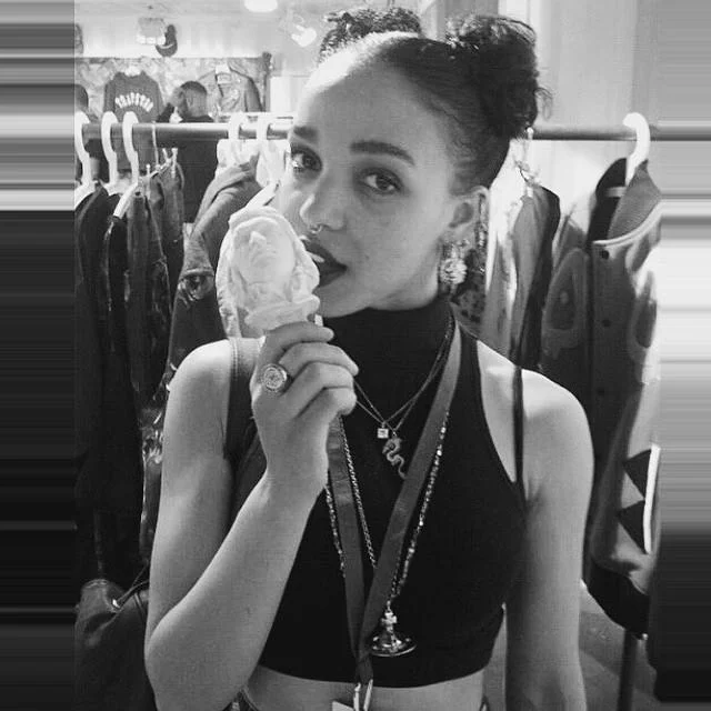 Fanką koczków i fryzur z lat 90. jest chociażby piosenkarka FKA twigs.