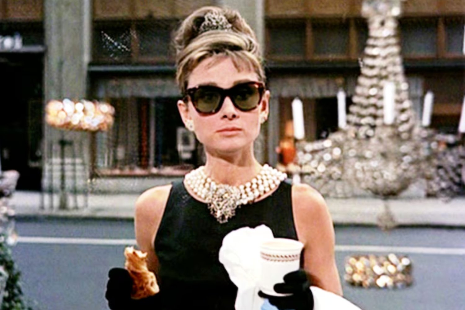 Wiemy, kto zagra Audrey Hepburn. Już w hicie Netflixa było widać podobieństwo Lily Collins zagra Audrey Hepburn