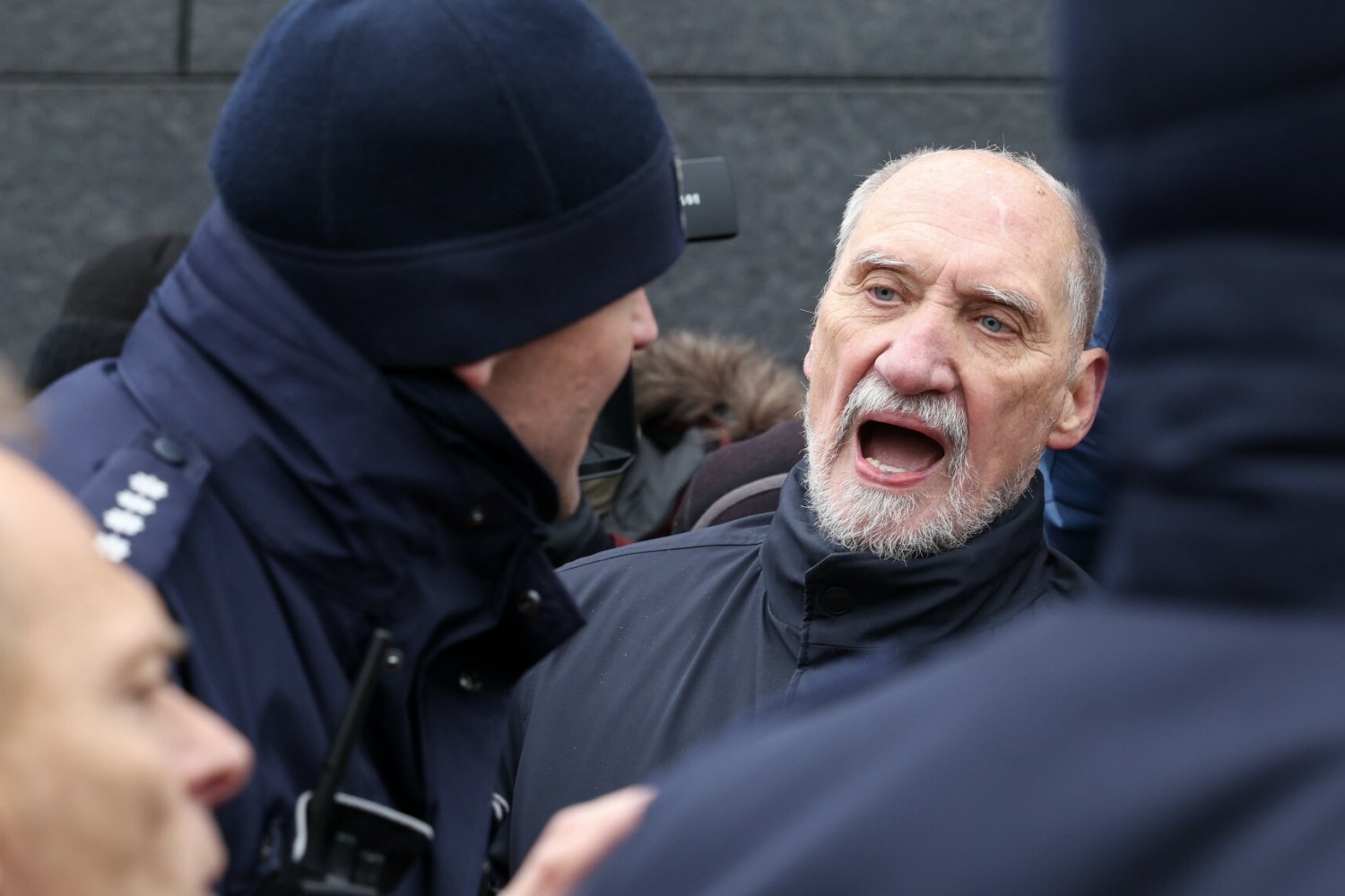 Incydent przed pomnikiem smoleńskim. Macierewicz podłożył nogę aktywiście.