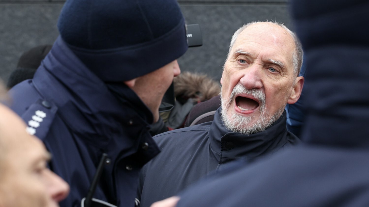 Incydent przed pomnikiem smoleńskim. Macierewicz podłożył nogę aktywiście.