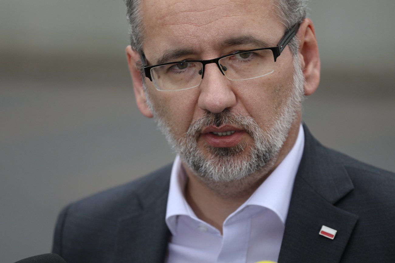 Adam Niedzielski poinformował, że Rada Medyczna rekomenduje podanie trzeciej dawki szczepionki grupom najbardziej narażonym.