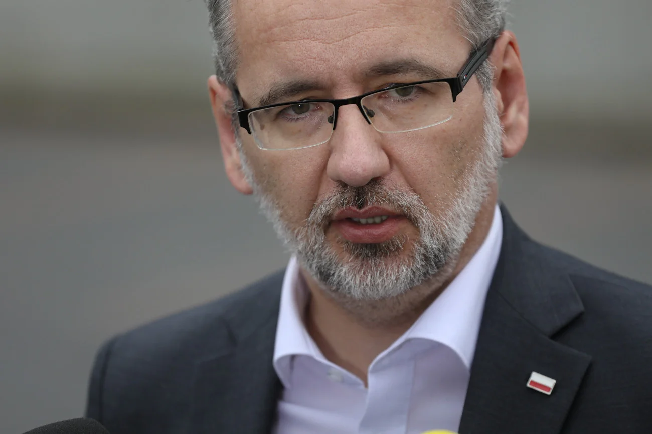 Adam Niedzielski poinformował, że Rada Medyczna rekomenduje podanie trzeciej dawki szczepionki grupom najbardziej narażonym.