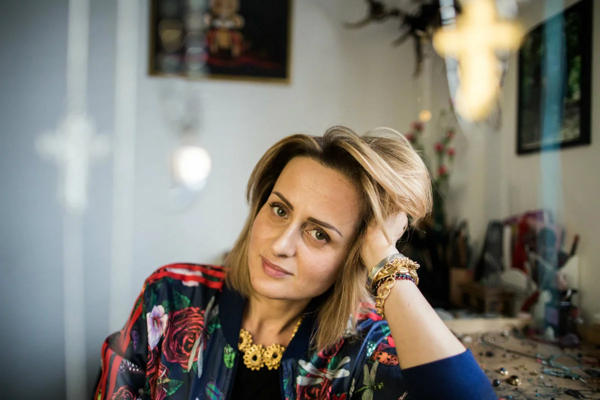 Projektantka biżuterii Anka Krystyniak na tle swojego miejsca pracy