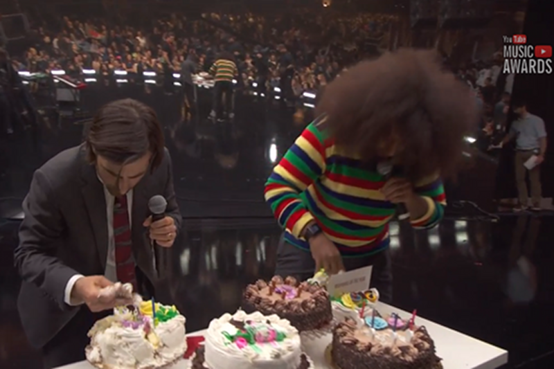 Podczas gali nagród YouTube imiona laureatów wyciągano z ciast