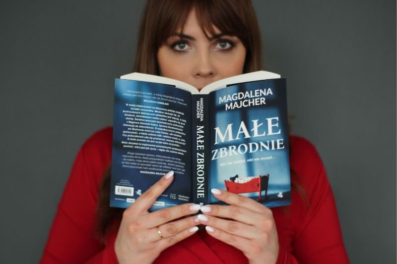 Pisarka Magdalena Majcher ze swoją nową powieścią. Fot. Julia Knap