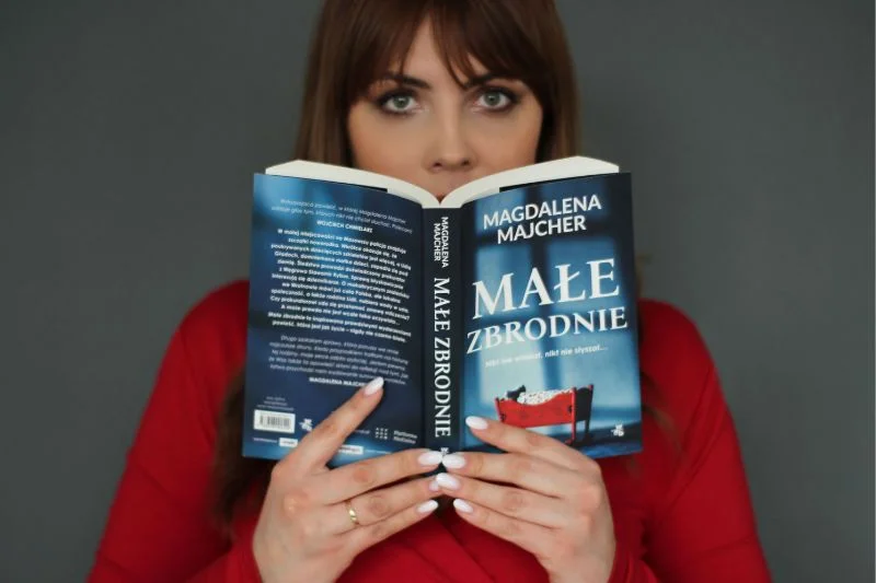 Pisarka Magdalena Majcher ze swoją nową powieścią. Fot. Julia Knap