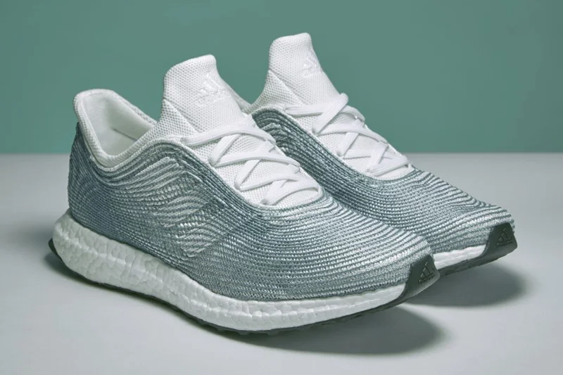 „Adidas x Parley” to kolekcja butów, do których produkcji posłużyły śmieci wyłowione z oceanów. Mają być dostępne w ogólnej sprzedaży