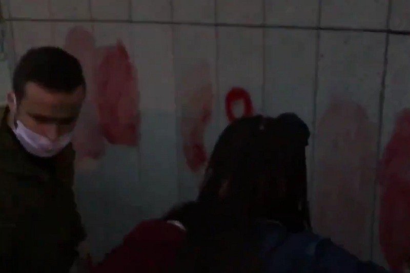 Pomnik AK przed Sejmem pomalowany sprayem. Demonstranci zmyli farbę.