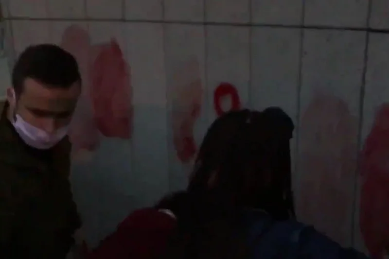 Pomnik AK przed Sejmem pomalowany sprayem. Demonstranci zmyli farbę.