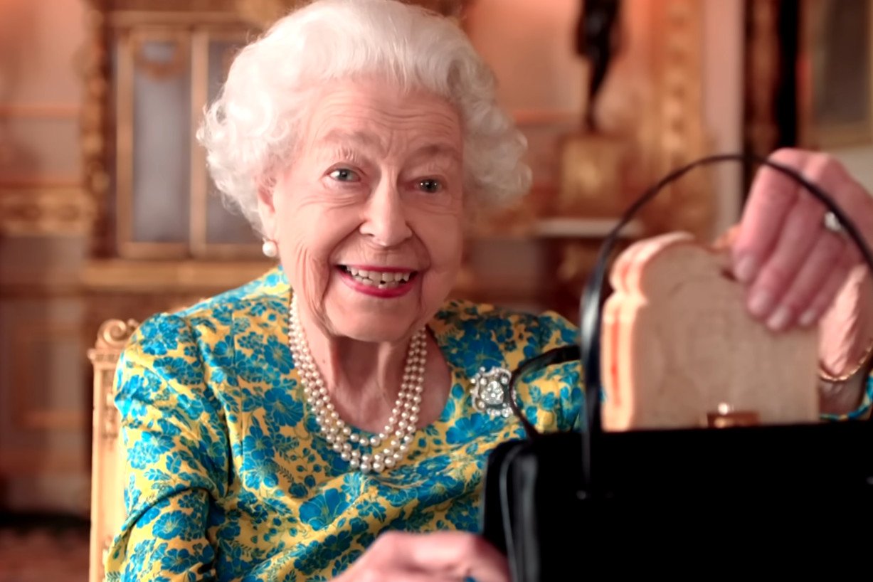 Niespodzianka królowej Elżbiety II. Wystąpiła w skeczu z Paddingtonem.