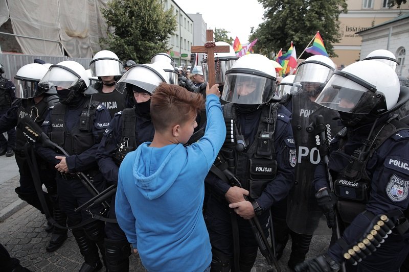 Jakub Baryła stał z krzyżem podczas Marszu Równości w Płocku.