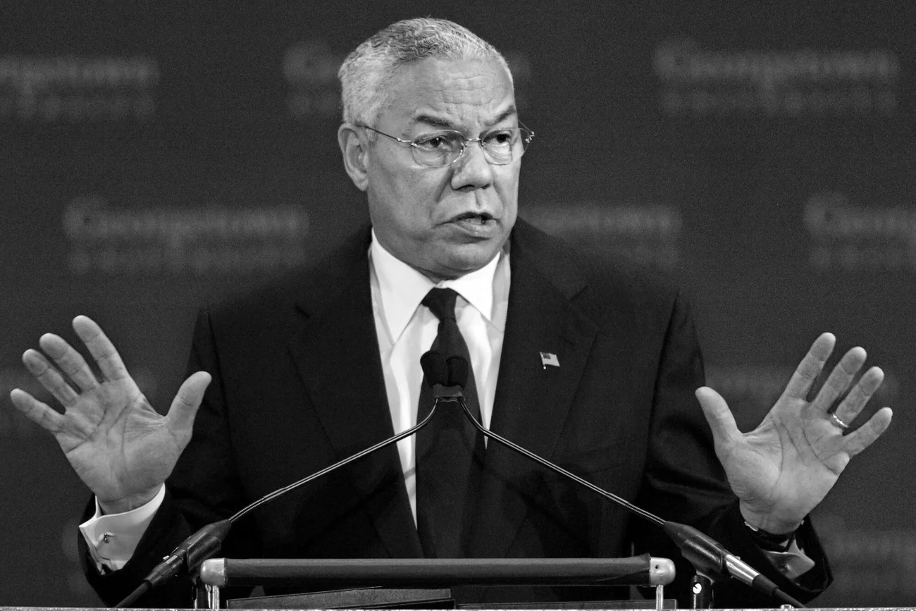 Nie żyje Colin Powell. Zmarł po powikłaniach związanych z koronawirusem. Był pierwszym czarnoskórym sekretarzem stanu USA podczas kadencji George'a W. Busha. Nie żyje Colin Powell. Zmarł po powikłaniach związanych z koronawirusem. Był pierwszym czarnoskórym sekretarzem stanu USA podczas kadencji George'a W. Busha.