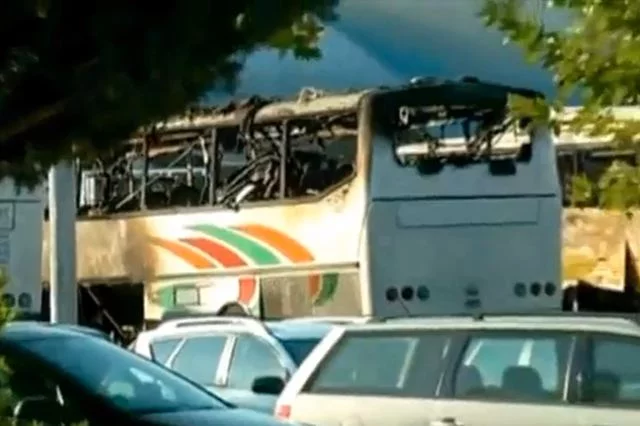 Zdetonowana na terenie lotniska w Burgas bomba zniszczyła autobus, w którym znajdowali się izraelscy turyści