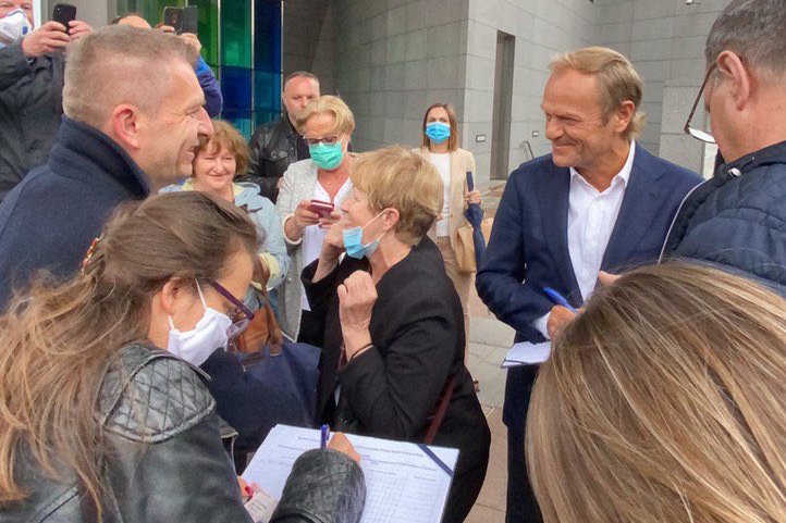 W Brukseli podpisy poparcia dla Rafała Trzaskowskiego zbiera m.in. Donald Tusk.