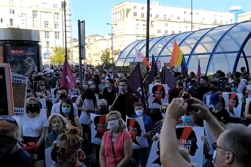 Pod siedzibą Ordo Iuris w Warszawie zebrały się tysiące osób (zwłaszcza kobiet). Są one przeciwne wypowiedzeniu przez rząd konwencja o zapobieganiu i zwalczaniu przemocy wobec kobiet i przemocy domowej.