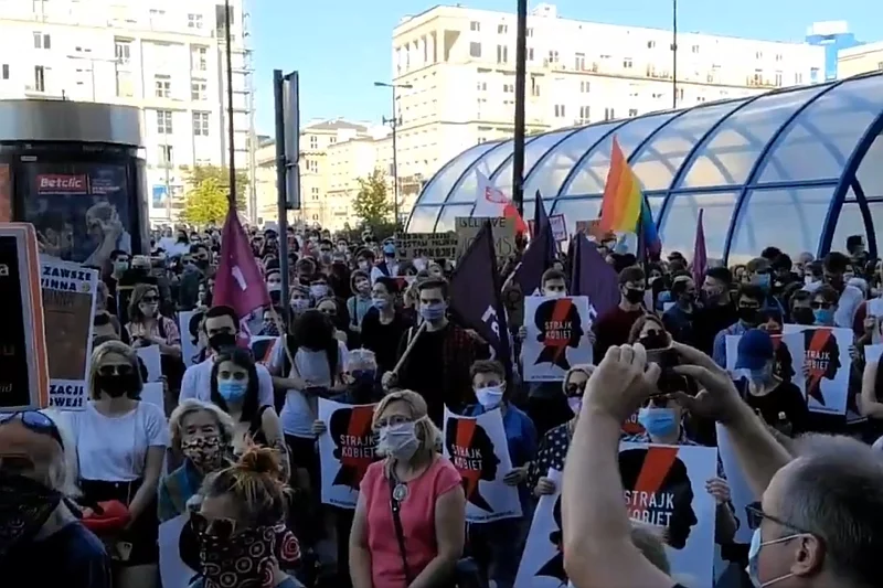 Pod siedzibą Ordo Iuris w Warszawie zebrały się tysiące osób (zwłaszcza kobiet). Są one przeciwne wypowiedzeniu przez rząd konwencja o zapobieganiu i zwalczaniu przemocy wobec kobiet i przemocy domowej.