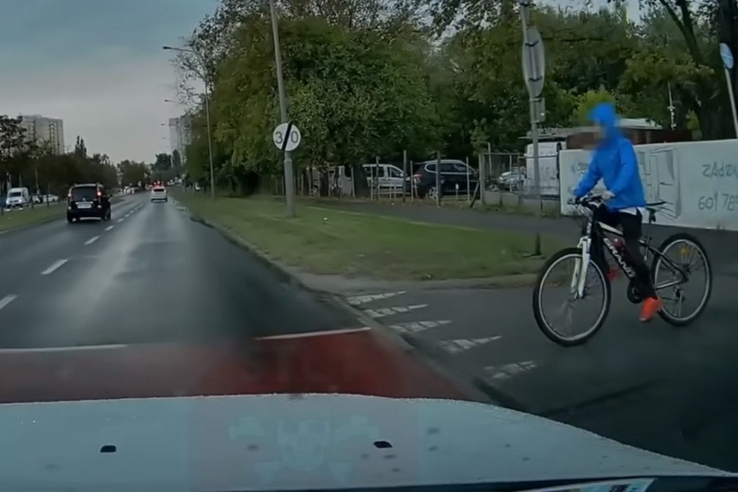 Filmik pokazuje sytuację, która mogła się skończyć tragicznie dla rowerzysty.